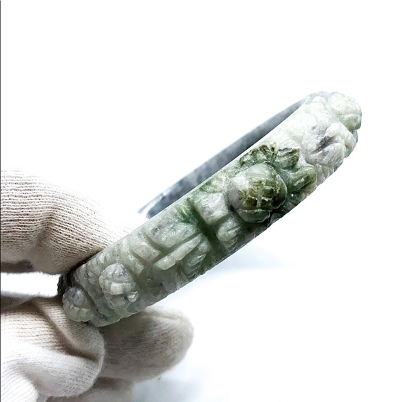 Hand carved Grade A Natural Green Jade Bangle - Picture 3 of 6